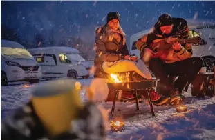  ??  ?? De gros flocons, quelques accords de guitare et un bon feu de camp pour l’atmosphère romantique : quoi de mieux que le camping-car en hiver ?