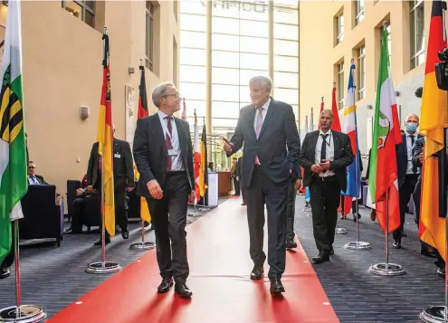  ?? FOTO: SASCHA FROMM ?? Thüringens Innenminis­ter Georg Maier (SPD, links), Gastgeber der Konferenz, führt Bundesinne­nminister Horst Seehofer (CSU) über den roten Teppich in der Lobby des Dorint-Hotels am Dom.