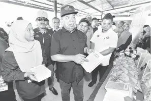  ?? — Gambar Bernama ?? TINJAU: Mohamad dibawa melawat ke ruruai pameran Peladang pada Lawatan ke Projek Penanaman Padi di Kampung Sawah Ring di Tangkak, Johor semalam. Hadir sama Pengerusi Jawatankua­sa Pertanian, Industri Asas Tani dan Kemajuan Luar Bandar Negeri Johor Datuk Zahari Sarip (kanan).