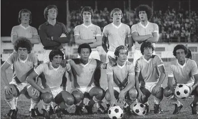  ??  ?? TÚNEZ ’77. El equipo de 1977 que perdió la semifinal ante la URSS.