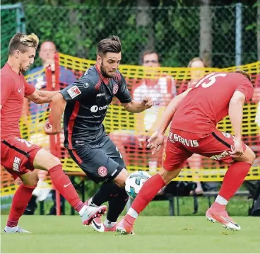  ??  ?? Niko Gießelmann, der gleich zwei Brünner beschäftig­t, überzeugte bei seinem 60-Minuten-Einsatz.