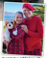  ??  ?? Beret festive: Jeff Bridges with his wife Susan and their dog