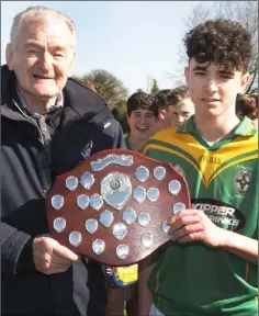  ??  ?? Pat Henderson presents the shield to Brody Murphy.