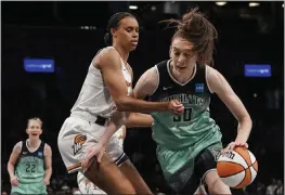  ?? BEBETO MATTHEWS — THE ASSOCIATED PRESS, FILE ?? Liberty forward Breanna Stewart, right, drives to basket during the third quarter against the Mercury on June 18.