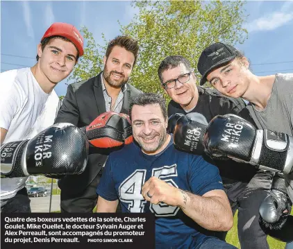  ?? PHOTO SIMON CLARK ?? Quatre des boxeurs vedettes de la soirée, Charles Goulet, Mike Ouellet, le docteur Sylvain Auger et Alex Perreault, sont accompagné­s du promoteur du projet, Denis Perreault.