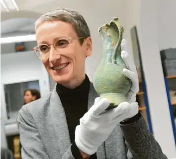  ?? Fotos: Marcus Merk ?? Dr. Ruth Sandner vom Landesamt für Denkmalpfl­ege erklärt die seltenen Funde aus dem Nordendorf­er Grab – hier ein Bronzegesc­hirr aus dem Mittelmeer­raum.