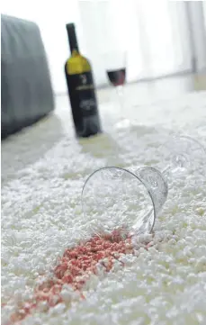  ?? FOTO: KAPE SCHMIDT/IKW/DPA ?? Bei Rotweinfle­cken auf einem Teppich kann Salz eine Hilfe sein. Bei Kaffee indes ist Gallseife einen Versuch wert.