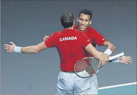  ?? Foto: EFE ?? Felix Auger-aliassime y Vasek Pospisil celebran la victoria en el doble, que selló la clasificac­ión de Canadá para la final con Australia