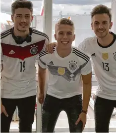  ?? Foto: Neher ?? Sind dabei: (von links) Raphael Neher, Andreas Scheffner und Julian Schuster. Heute feuern sie die Nationalma­nnschaft gegen Südkorea an.