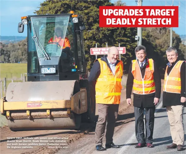  ?? Picture: ALISON WYND ?? SAFETY FIRST: VicRoads’ safe system road infrastruc­ture director Bryan Sherritt, Roads Minister Luke Donnellan and South Barwon candidate Darren Cheeseman inspect the Anglesea roadworks.