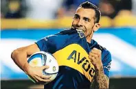  ??  ?? carlos Tévez. En su niñez sufrió graves quemaduras en el rostro, lo molestaban mucho en su barrio, pero él tenía talento en el fútbol y brilló.