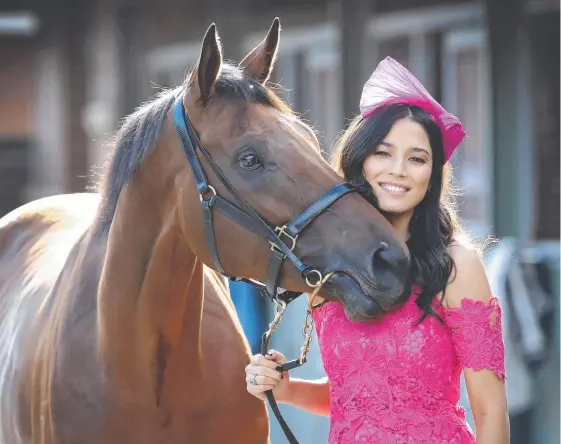  ?? Picture: DAVID CAIRD ?? Model Jessica Gomes gets the inside word from star New Zealand mare Bonneval ahead of the Caulfield Cup.