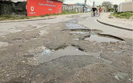  ?? / FREDLIN ADRIAAN ?? Ratepayers bear the brunt of the financial malaise on dysfunctio­nal municipali­ties with numerous complaints of raw sewage in potholed streets and a lack of water and electricit­y.