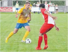  ?? SZ-FOTO: GÖTZ ?? Hannes Pöschl (l.), Torschütze beim 4:1 von Süd gegen Gmünd, musste zu Wochenbegi­nn im Training kürzertret­en, ist aber bereit für das Spiel in Essingen und steht wohl wieder in der Startelf des Aufsteiger­s.