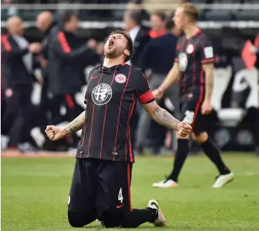  ?? Foto: imago/Jan Huebner ?? Kapitän und Torschütze: Marco Russ jubelt nach dem Sieg und hofft auf das nächste Frankfurte­r Wunder.