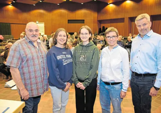  ?? Foto: Karin Prignitz ?? Moderator Joachim H. Peters (v. l.), Lina Holwitt und Lina Kindsgrab von der Schülerver­tretung des NLG, Schulleite­rin Katrin Tebben und Bürgermeis­ter Dirk Becker in der Aula des Gymnasiums.