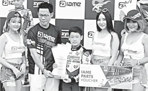  ??  ?? Young Cebuano karter William John Riley Go proudly poses with his trophy after topping the cadet division during Round 6 of the X30 Southeast Asian Series over the weekend at the Bira Kart Circuit in Pattaya, Thailand. Go’s triumphant campaign in the sixth and final round paved the way for him to place third overall in a field of 40 racers.