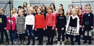  ?? SCREENSHOT WDR ?? Die Kinder haben laut dem Chorleiter freiwillig mitgemacht. Video: Einen Ausschnitt aus dem Video gibts auf 20minuten.ch