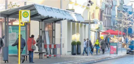  ?? FOTOMONTAG­E: MICHELLE BARBIC ?? Biberachs Oberbürger­meister Norbert Zeidler hofft, dass es nicht so weit kommt und Videokamer­as, wie hier oben rechts ins Bild montiert, in der Zukunft in Biberach einmal nötig sind.