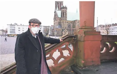  ?? FOTO: DETLEF ILGNER ?? Ulrich Elsen auf den Treppen des Rheydter Rathauses: Drinnen hat er das Büro des Bezirksvor­stehers bezogen.