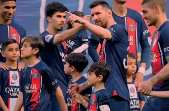  ?? ?? Congedo Leo Messi, 35 anni, qui con i figli, ha chiuso dopo due stagioni la sua esperienza in chiaroscur­o con il Psg