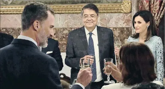  ?? BALLESTERO­S / EFE ?? El brindis de ayer, con los Reyes, el escritor nicaragüen­se galardonad­o y su esposa (de espaldas)