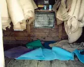  ??  ?? L’interno
Il bivacco Hess visto da dentro: pertugio di legno coperto di lamiera, può ospitare 4 persone sdraiate su di un materasso che copre il pavimento
