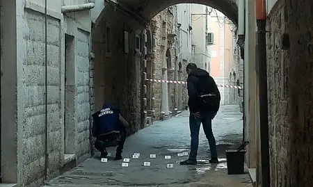  ??  ?? La scena del delitto Il luogo dove ha perso la vita Anna Rosa Tarantino, a Bitonto lo scorso 30 dicembre. I killer volevano uccidere Giuseppe Casadibari (rimasto solo ferito, e ora «pentito»), ma per sbaglio hanno ammazzato lei