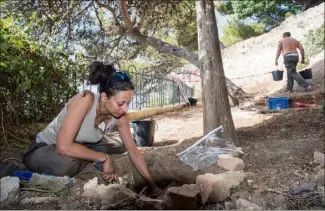  ?? (Photo Musée d’anthropolo­gie préhistori­que) ?? Elena Rossoni-Notter, directrice du Musée d’Anthropolo­gie préhistori­que de Monaco, a participé aux fouilles sur le site du Rocher.