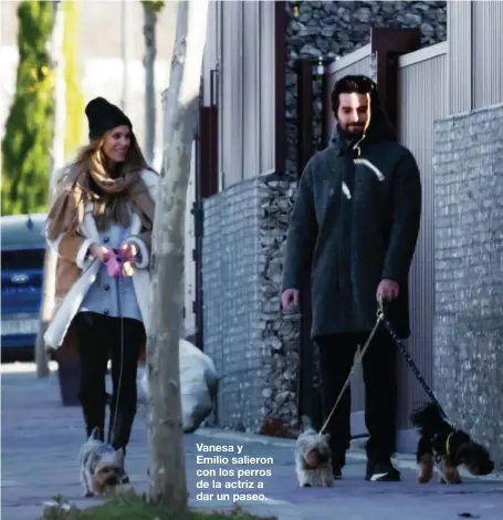  ??  ?? Vanesa y Emilio salieron con los perros de la actriz a dar un paseo.