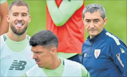  ?? ?? Valverde, con Iñigo Martínez y el descartado para hoy Ander Capa, en un entrenamie­nto del Athletic.