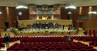  ??  ?? Album Dal basso in alto, la sala vuota; il sindaco Decaro con la madrina della serata Carla Fracci, la presidente del Conservato­rio Marida Dentamaro e il direttore Gianpaolo Schiavo; si suona, finalmente. Nel riquadro a sinistra, Nino Rota (1911-1979)