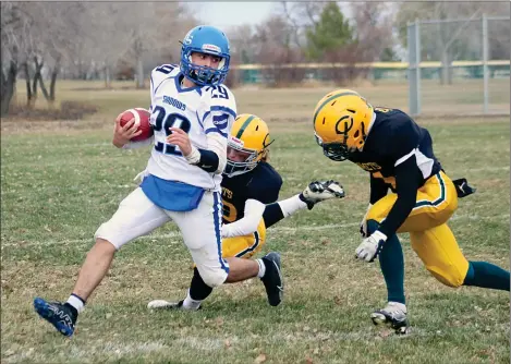  ?? PAUL MACNEIL/SHAUNAVON STANDARD PHOTO ?? Shaunavon’s Rowyn Whitney (left) evaded a pair of Melfort Comets during a 30-28 semi-final win on Saturday.