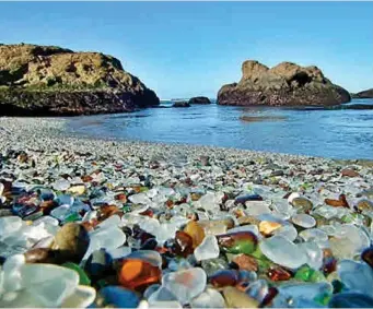  ?? Foto: Archiv Axel Thorer ?? Feingeschl­ieffene Glasscherb­en, angespült an einem Mallorca-Strand.