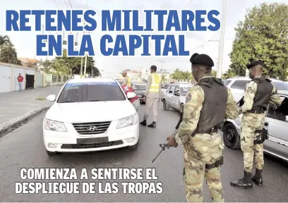  ?? VÍCTOR RAMÍREZ/LISTÍN DIARIO ?? OPERATIVOS. Efectivos militares y policías revisan un vehículo en uno de los retenes instalados en la capital.