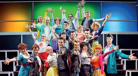  ??  ?? In scena «Grease» A destra, dall’alto, «Billy Elliot» e la «Regina di ghiaccio»