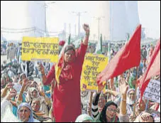  ?? SANJEEV KUMAR/HT ?? Women block the Bathinda-amritsar highway.