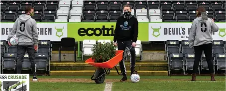  ?? Picture: INNOCENT ?? Green army...Nicky Cadden, Dale Vince and Hannah Dingley get planting at Forest Green Rovers