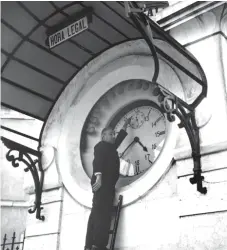  ?? ?? Imagem mostra o relógio da hora legal, no Cais do Sodré (Lisboa). Hoje, processo é diferente e automatiza­do