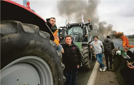  ?? FOTO ČTK/AP ?? Francouzšt­í farmáři vyrazili na barikády. Již o víkendu se začaly k Paříži přesouvat desítky až stovky traktorů, které pak během pondělního odpoledne na strategick­ých místech zablokoval­y nájezdy a sjezdy dálnic. Protestují­cí zemědělci mají na 120 požadavků směrem k francouzsk­é vládě i k Evropské komisi.