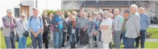  ?? FOTO: JUTTA FREUDIG ?? Groß ist das Interesse an einer von Kreisarchi­var Hans-Joachim Schuster und Geschichts­forscher Franz Dreyer geführten Exkursion unter dem Motto „Immendinge­n – Dorf mit zwei Schlössern“.