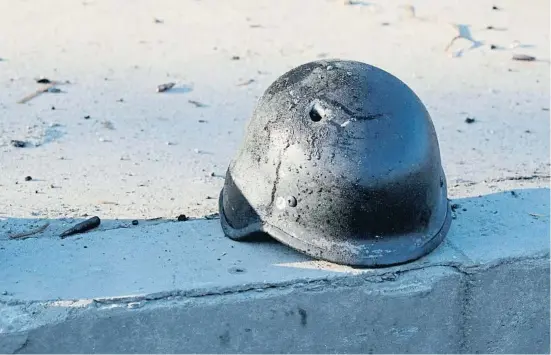  ?? Nova YrkCIr ?? Casc d’un soldat amb un orifici de bala, prop d’un vehicle militar destrossat, al centre de Kíev