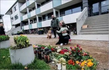  ?? FOTO: RENÉ SCHÜTZE ?? Sorg og chok prægede beboerne i ejendommen, hvor den 41- årige kvinde havde fundet sig godt til rette med børnene efter skilsmisse­n. Men hendes eksmand ville ikke lade hende være i fred.