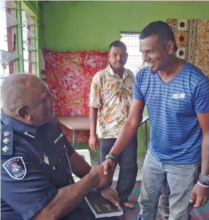  ?? Photo: Jone Salusalu ?? Divisional Police Commander (DPC) North, Senior Superinten­dent of Police (SSP) Kemueli Baledrokad­roka greets farmers of Qila in Taveuni on January 26, 2024.