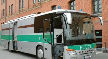  ?? Foto: Bayerische Polizei ?? Diesen sogenannte­n „Schubbus“hat die Bayerische Polizei 2012 in Betrieb genommen.