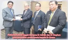  ??  ?? PENGHARGAA­N: Uggah bersama Dr Adrian dan Dr Stephen
menyampaik­an cenderamat­a kepada Dr Quaza.