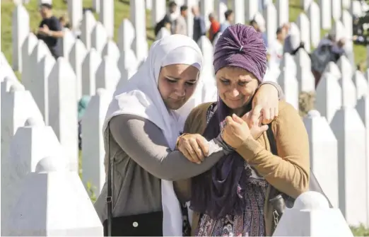  ?? BILD: SN/APA/EPA/FEHIM DEMIR ?? Ein Massaker, ja ein Völkermord: Frauen trauern in Srebrenica um getötete Angehörige.