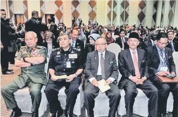  ??  ?? Khalid (second left) and Malaysian Armed Forces chief General Tan Sri Zulkifeli Mohd Zin (left) attending the general meeting of Commonweal­th Associatio­n for Public Administra­tion and Management (Capam) at Putrajaya Internatio­nal Convention Centre. —...