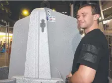  ?? ?? Dylan Mccartney uses the open-air-urinal on Cavill Ave, Surfers Paradise.