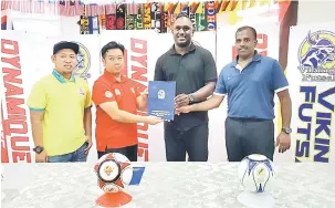  ??  ?? KERJASAMA: Awang Zaifulizan (dua kiri) menyampaik­an MoU kepada Jasper (dua kanan) dan Ramadoss (kanan) sambil disaksikan wakil Vikings Futsal Sdn Bhd, Nazri Ismail di Kuching semalam.